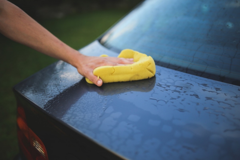 carrosserie-GATTIERES-min_cleaning_washing_carwash_sponge_car_auto_hand_man-722705